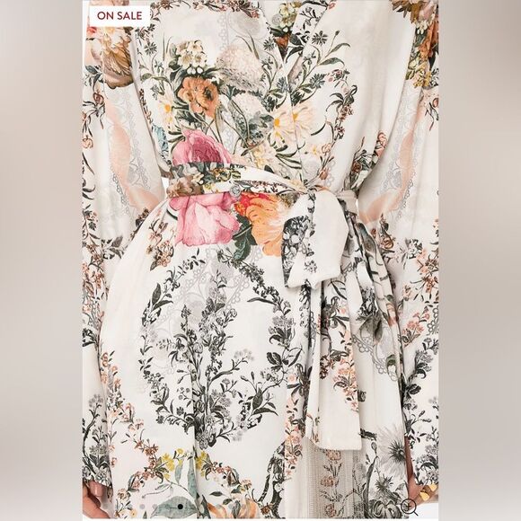 NWT 900.00 CAMILLA Split Cuff Soft Coat
De Haar Memoirs M/L IN SITE 719.00 - Picture 7 of 7